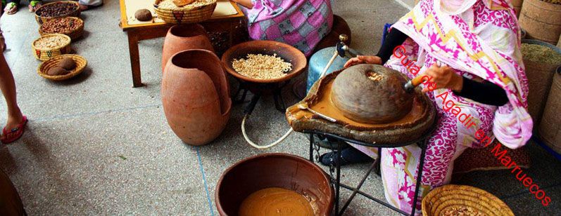 mujeres-berberes-refinando-aceite-de-agar-de-forma-tradicional
