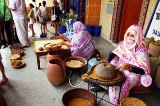 mujeres-berberes-refinando-aceite-de-agar-de-forma-tradicional